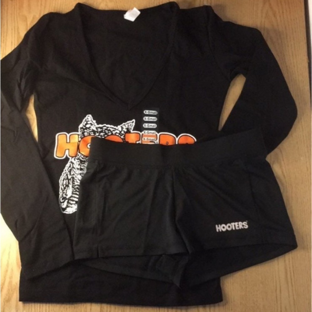Hooters Girl Uniform Outfit Short Sleeve V-Neck Tee & Shorts